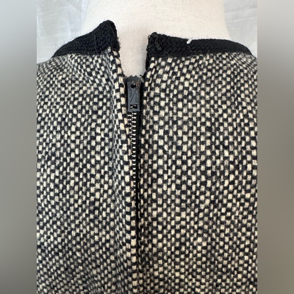 Elegant Gray Dress with Black Accents - Picture 5 of 9